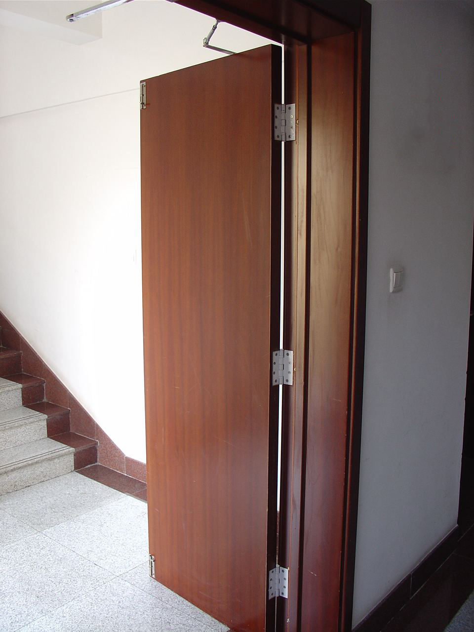 木質(zhì)防火門與鋼質(zhì)防火門哪個(gè)更好